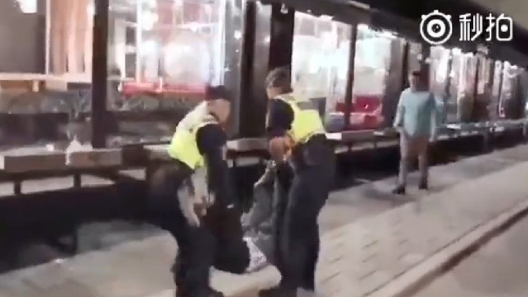 事件發生當天,男子被警方抬走。圖/翻攝自微博