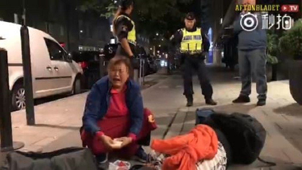 事件發生當天,婦人坐在地上大哭。圖/翻攝自微博