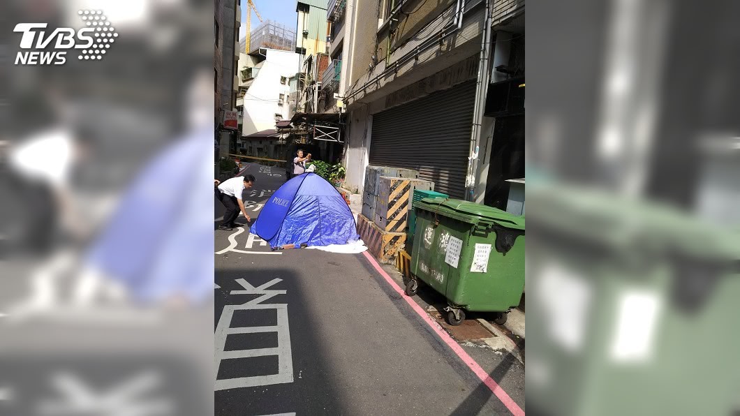 警方在現場拉起封鎖線,將釐清女子墜樓身亡的原因。(圖/TVBS)