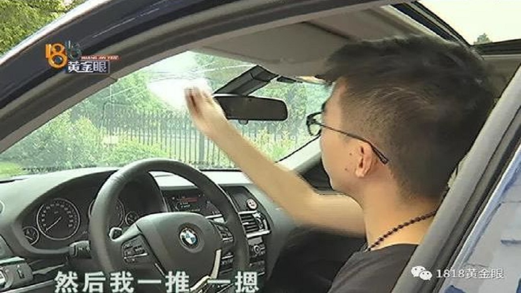 男子示範當時拍打蚊子的過程。(圖/翻攝自陸網)