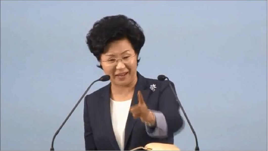 申玉珠誆騙400多名信徒到斐濟,事後卻被指控虐待信徒。(圖/翻攝自YouTube)