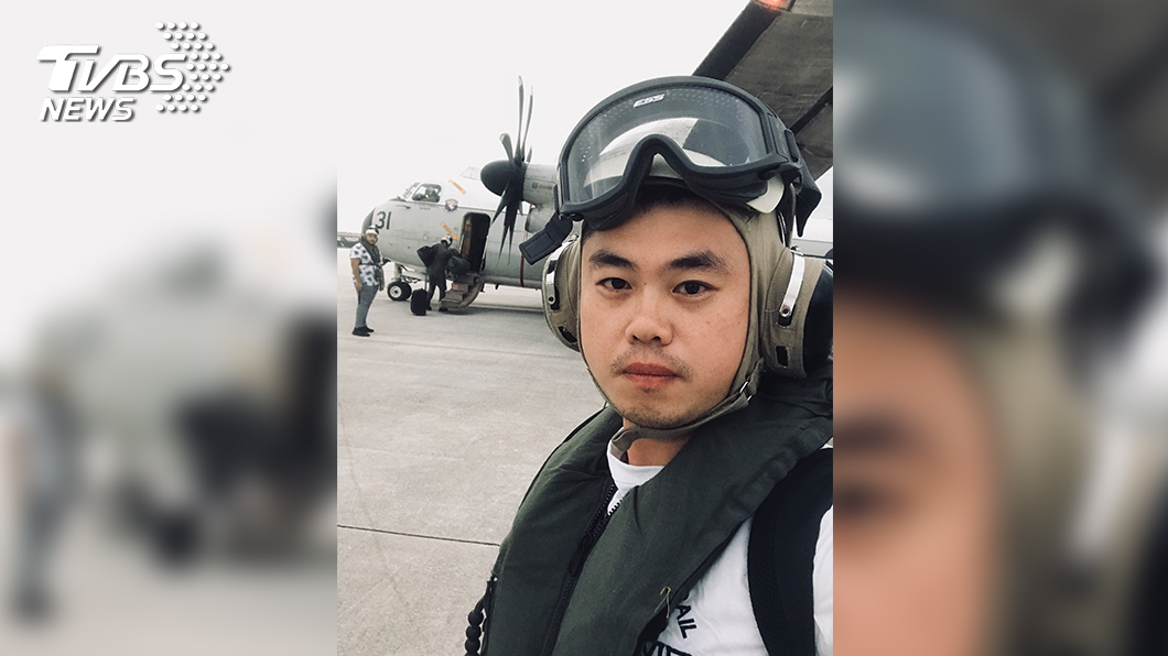 欲登艦的媒體團隊必須搭乘C-2灰狗運輸機前往。