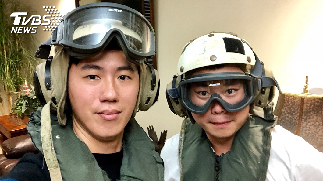 登艦參訪的記者必須穿戴美軍專用的安全裝備。