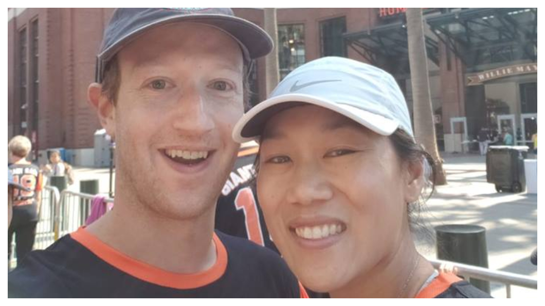 臉書甫上市,佐克柏(左)與當時擔任小兒科醫生的華裔女友Priscilla Chan(右)結婚了,這對新人在臉書上公佈結婚喜訊,獲60萬人按讚,兩人鶼鰈情深,育有二女。 圖/臉書創辦人Mark Zuckerberg臉書