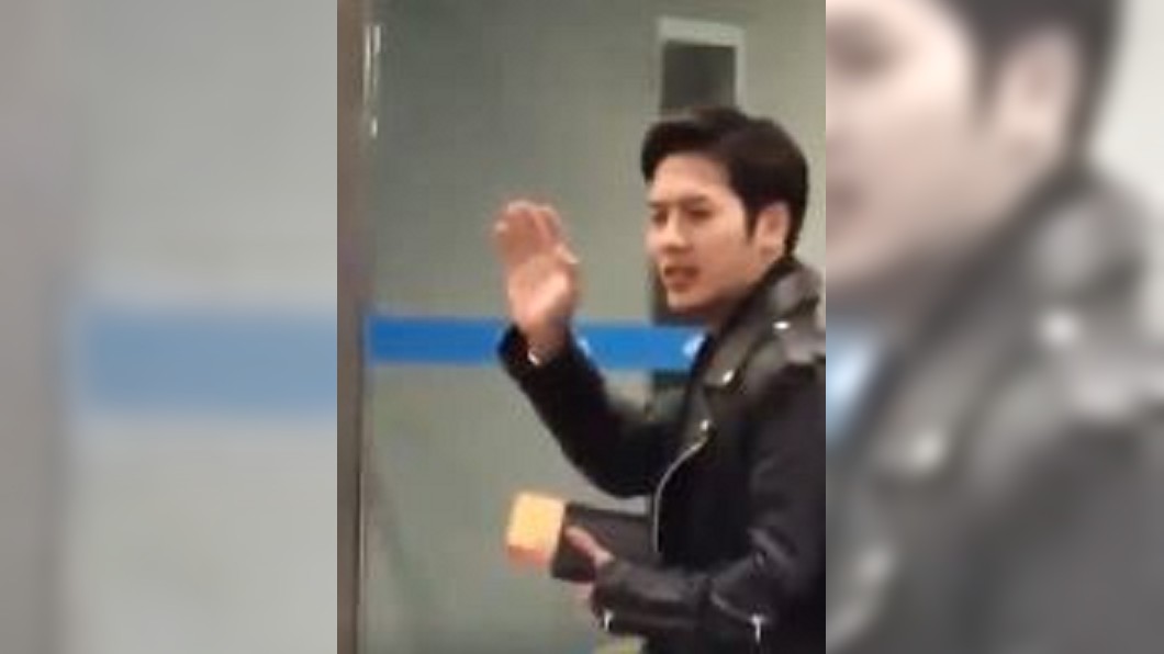 王嘉爾對警衛大叔喊話。圖/翻攝自微博