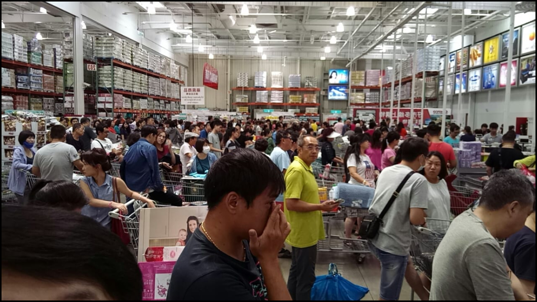 網友分享中午去賣場.相當多人。圖/翻攝臉書