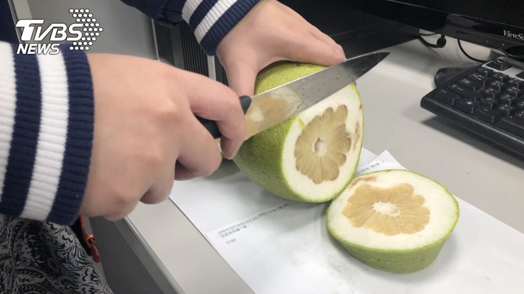 柚子去頭去尾後,將其剖半