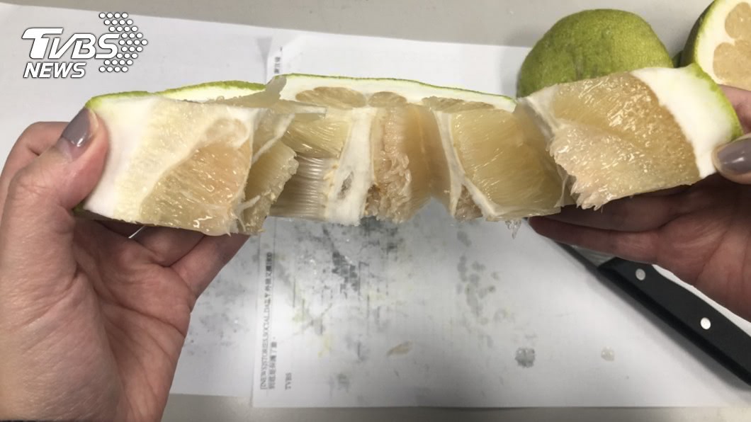 最後用手往外剝,果肉就會跑出來,相當適合小朋友小口吃