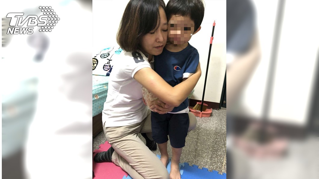 社會處長李季縈不捨男童受虐。圖/新竹市政府提供
