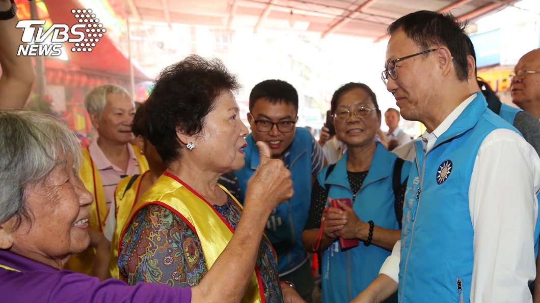 國民黨台北市長參選人丁守中(前右)出席三獻禮祝壽聖典,圖/中央社