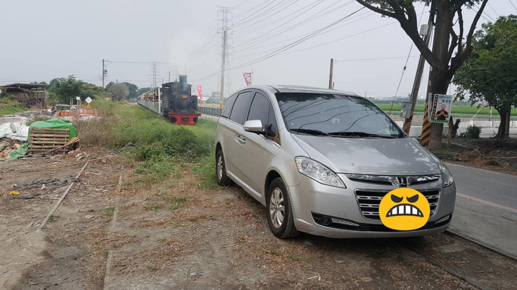 火車不斷地鳴笛最後煞車,距離轎車大約僅剩3公尺的距離。(圖/翻攝自爆料公社)