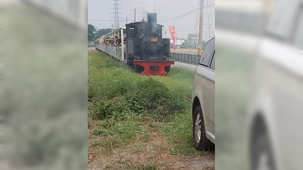火車內的乘客紛紛探頭出來看是發生怎麼一回事。(圖/翻攝自爆料公社)