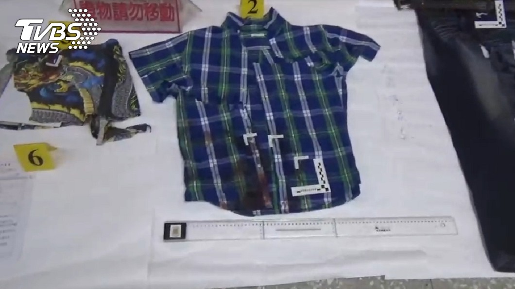 死者衣服下腹部有明顯彈孔及血跡。圖/TVBS