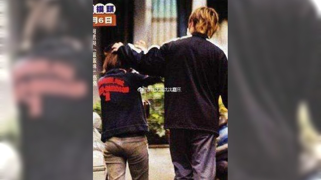 阿信曾被拍到在街上親密摸蛋蛋妹的頭。(圖/翻攝自微博)
