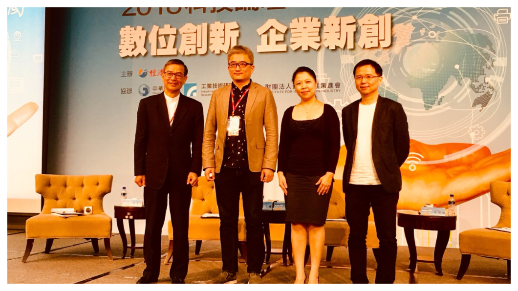 杜奕瑾(左二)26日參加經濟日報舉辦的2018科技論壇,與沛星互動科技營運長暨共同創辦人李婉菱(右二)、Gogoro 行銷副總彭明義(右一),共同探討「創新公司的新機會」。政院高層齊聚,共同探討如何培養出台灣的「獨角獸」。 圖/TVBS