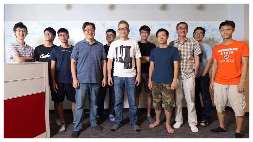 杜奕瑾(右六)認為,台灣應該把握未來黃金10年,台灣醫療體系健全,全民健保數據很完整,是AI能發揮的首選;此外,在智慧城市、無人機和語音辨識系統,也都是AI人才可發揮的機會。 圖/杜奕瑾臉書