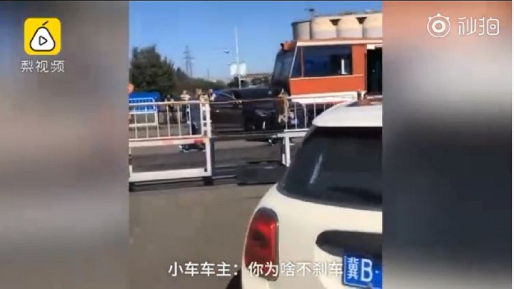 沒想到轎車車主和乘客下車時,竟怪罪火車駕駛:為什麼不煞車?(圖/翻攝自梨視頻)