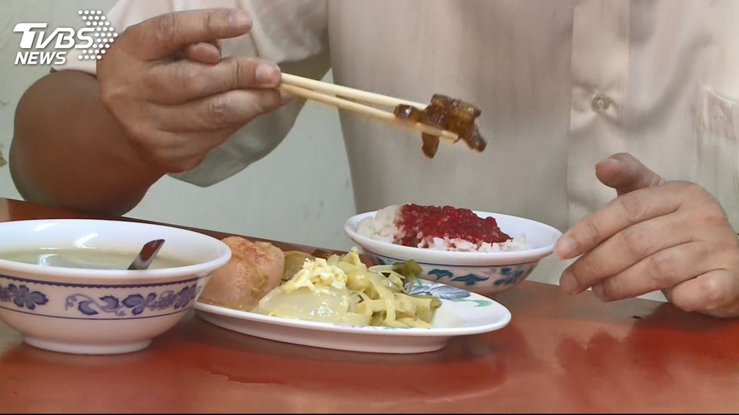 聽說台東人早餐都會這樣點：紅麴飯淋炸蛋液、米苔目加「丸蛋」