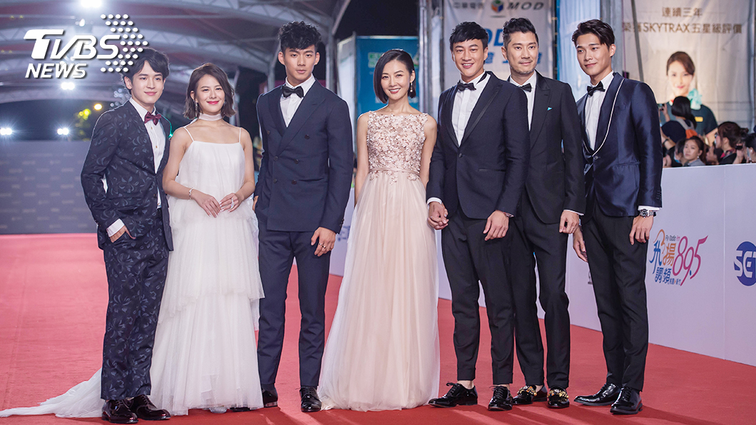 何潤東率領《翻牆的記憶》所有入圍演員及老婆Peggy(林姵希)踏上紅毯。(圖/TVBS)
