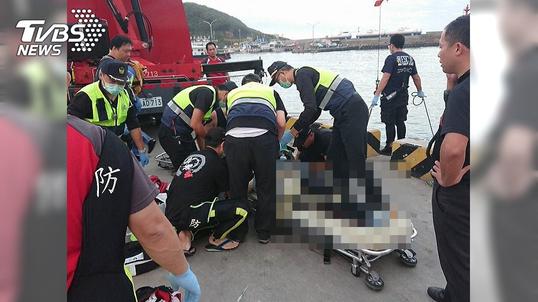 警消將葉妻打撈上岸，並對她進行CPR。圖／TVBS
