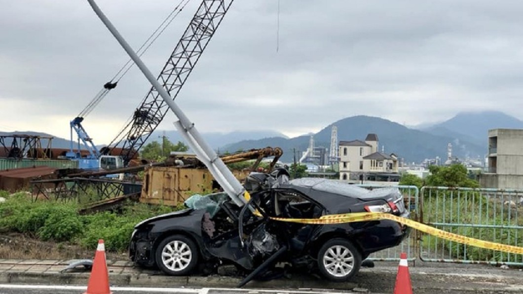 圖／翻攝臉書「宜蘭知識+」 宜蘭離奇車禍「電桿插轎車」　網嚇壞：怎麼撞的