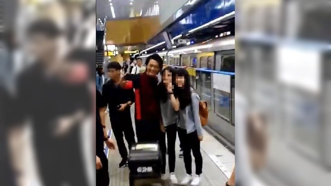 對於粉絲的要求,發哥幾乎來者不拒。(圖/翻攝自双喜電影發行臉書粉絲團)