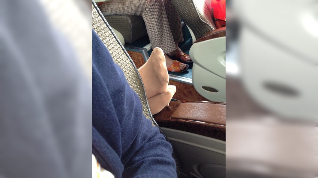 有女網友搭客運時，遇到後座大媽竟然脫鞋伸腳到她座位的扶手上。(圖／翻攝自爆廢公社)