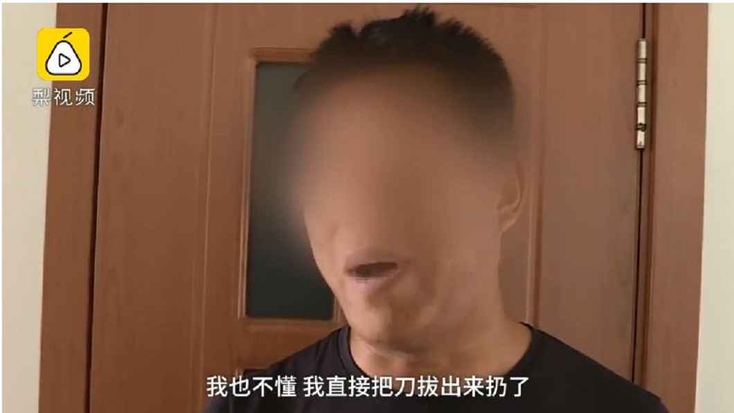事後少年的父親表示,自己情急之下竟然直接就把刀子拔出來。(圖/翻攝自梨視頻)