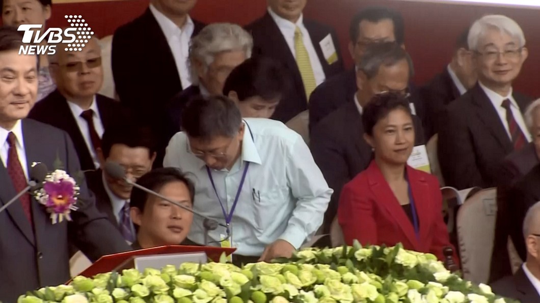 台北市長柯文哲(前綠色襯衫)參與國慶大典，匆忙入座。圖／TVBS