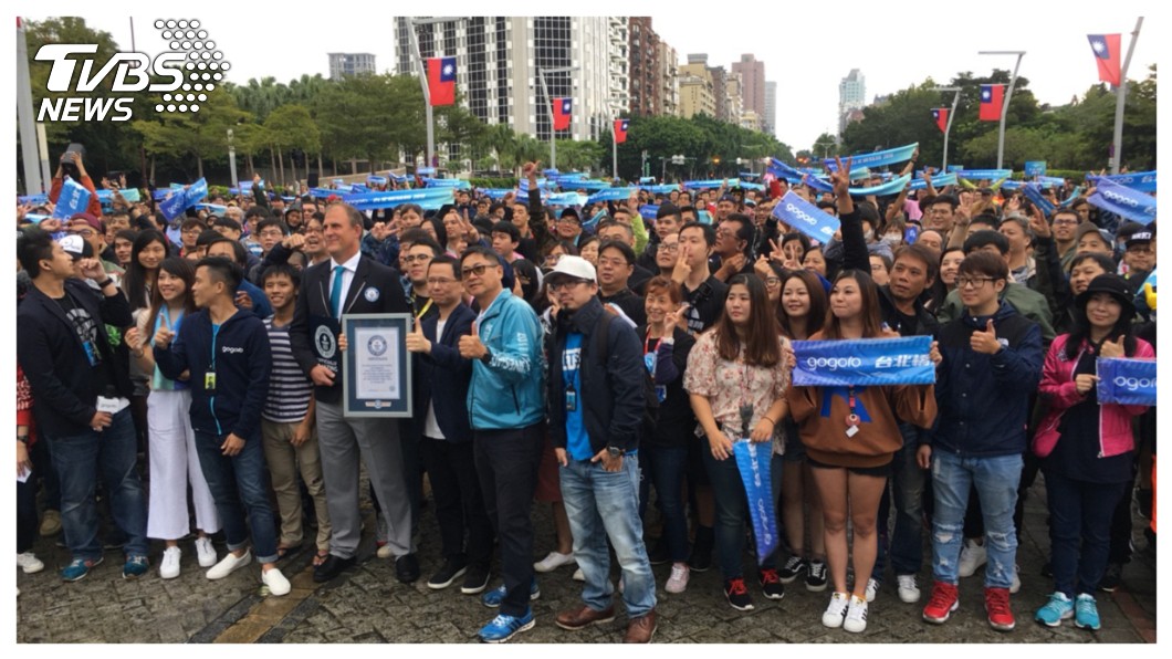 創金氏紀錄! 剛突破10萬名車主的Gogoro,7日號召全台1303名車主,快閃台北橋,最後齊聚台北市府廣場,成功獲得「最大規模電動機車遊行」的金氏世界紀錄,前排左起第六位為金氏世界紀錄認證官,第七位為Gogoro行銷副總彭明義。 圖/TVBS