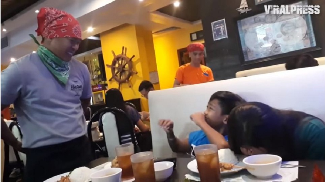 菲律賓一名父親給3年不見的兒女一個驚喜。(圖／翻攝自YouTube)