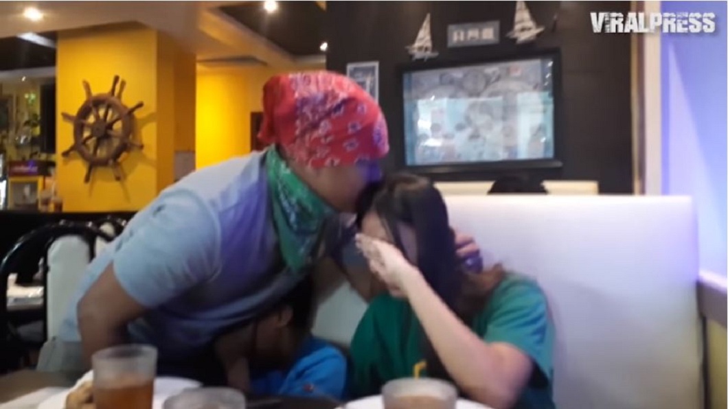 兒女倆看到父親現身激動到大哭,父親給他們一個擁抱。(圖/翻攝自YouTube)