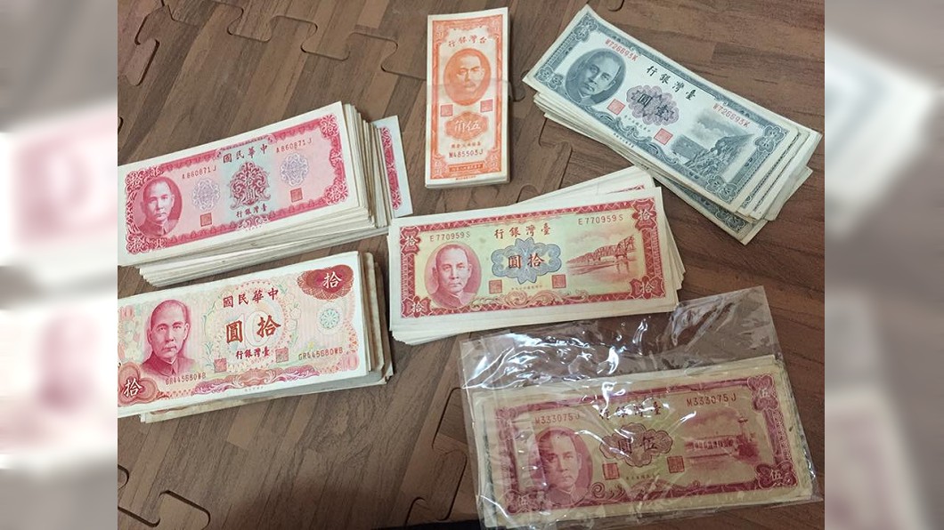 這些紙鈔不僅數量多,而且都沒有摺痕,保存的相當完整。(圖/翻攝自爆廢公社)