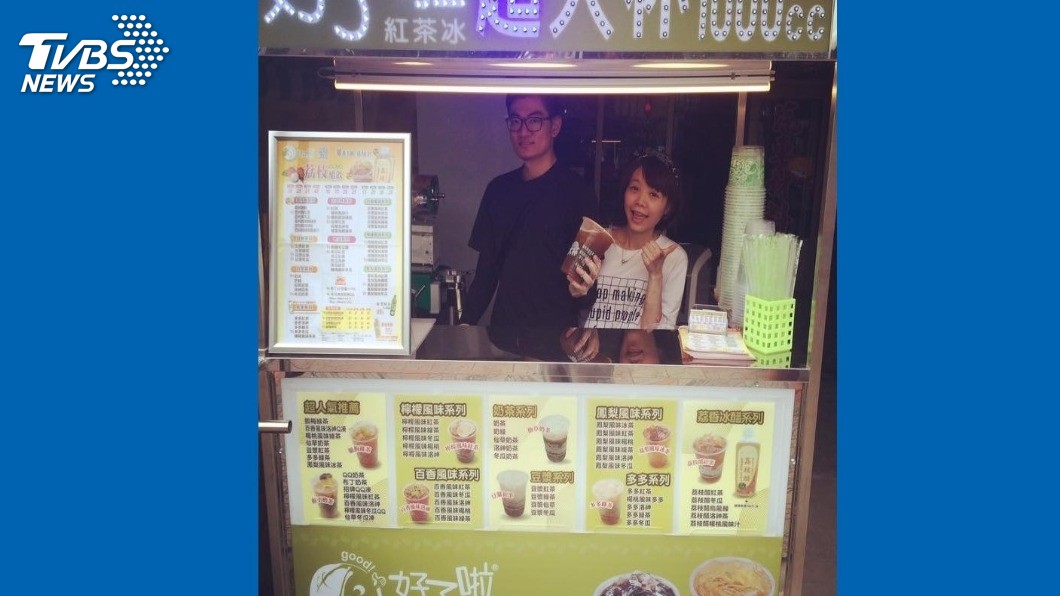 藍天龍(左)、黃詩謹(右)攜手以手搖飲料店創業,證明回復工作能力。圖/藍天龍提供