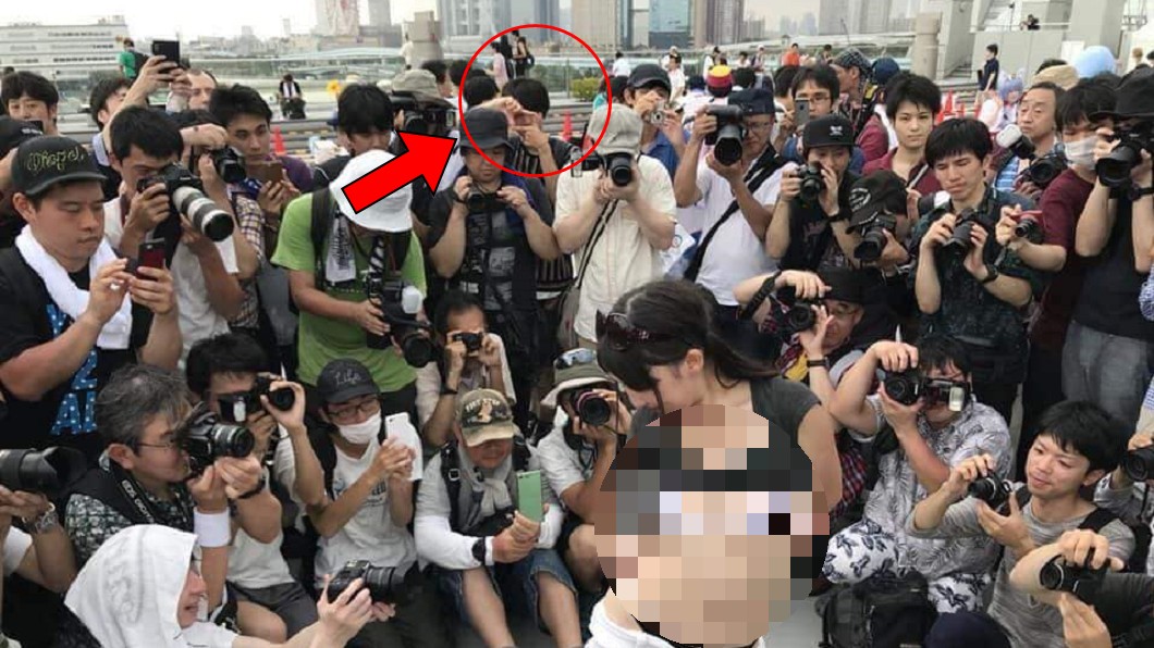 後方一名男子雙手當相機，拍攝前方模特兒。圖／翻攝自爆廢公社臉書