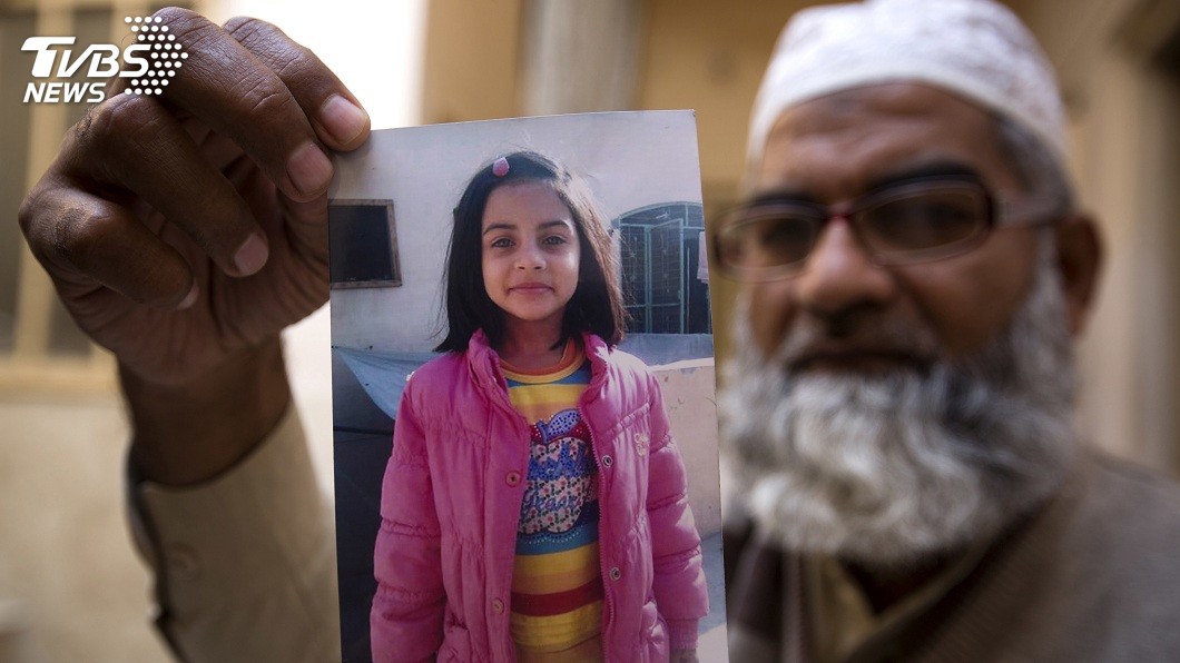 巴基斯坦一名7歲女童遭性侵殺害棄屍垃圾場，法官判惡狼死刑，同意讓女童的父親和家人到刑場親眼目睹犯人角型的過程。(圖／達志影像美聯社)