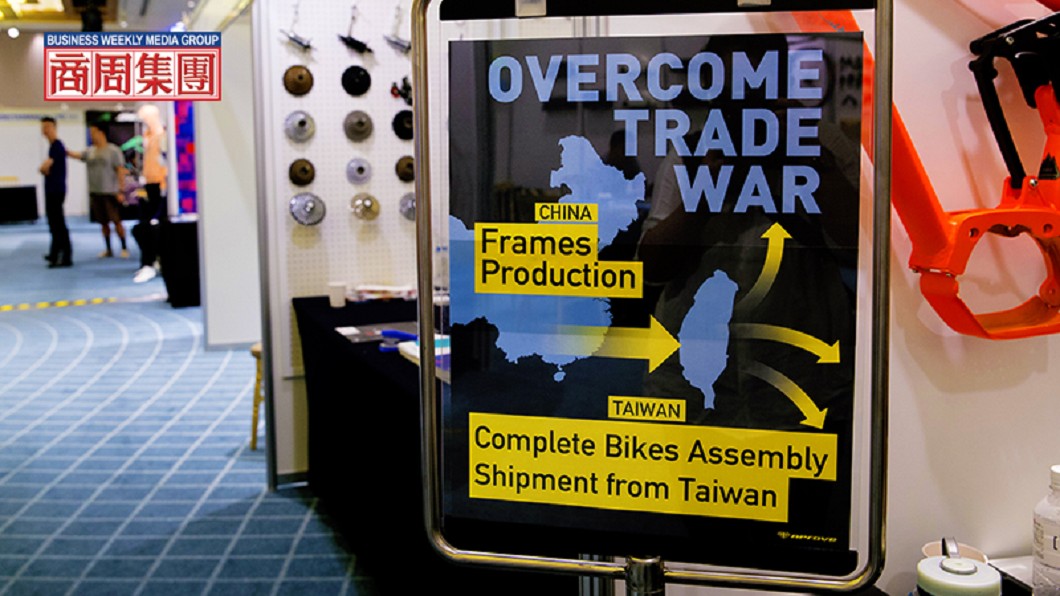 一句海報上的「Overcome Trade War(戰勝貿易戰)！」透露出台灣自行車產業的集體焦慮！圖／商周