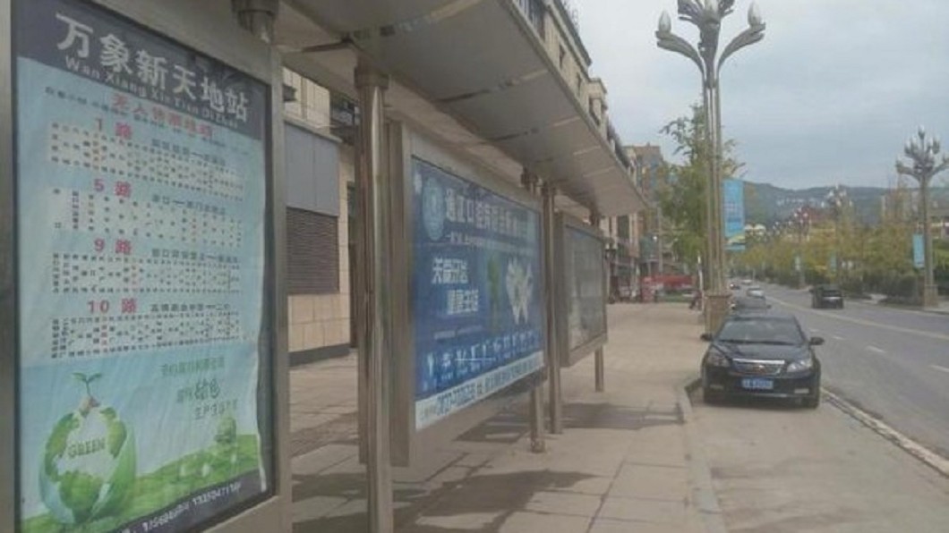 胡男走一公里才到達真正的公車站牌。圖/翻攝微博