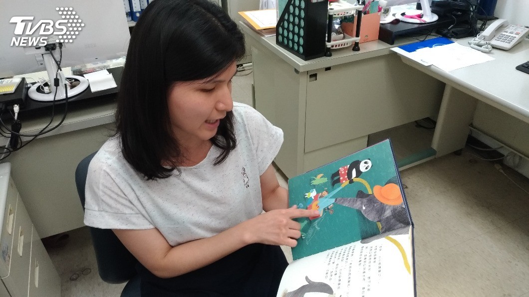張嘉紋建議,傷友父母自家中幼兒1歲起,就可導讀人我差異的繪本給小孩聽,讓他從書裡面去學習自我認同。圖/TVBS