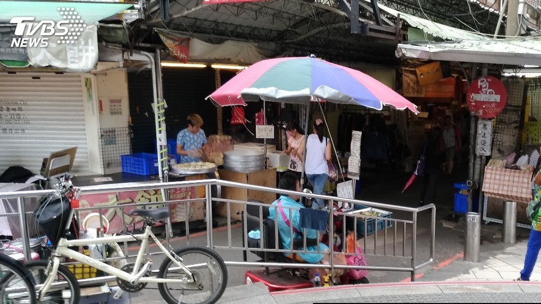 街頭常見身障人士販賣口香糖、玉蘭花,王鼎嘉認為,創傷家庭父母運用得宜,可以藉機教導小孩自小培養出同理心。圖/TVBS
