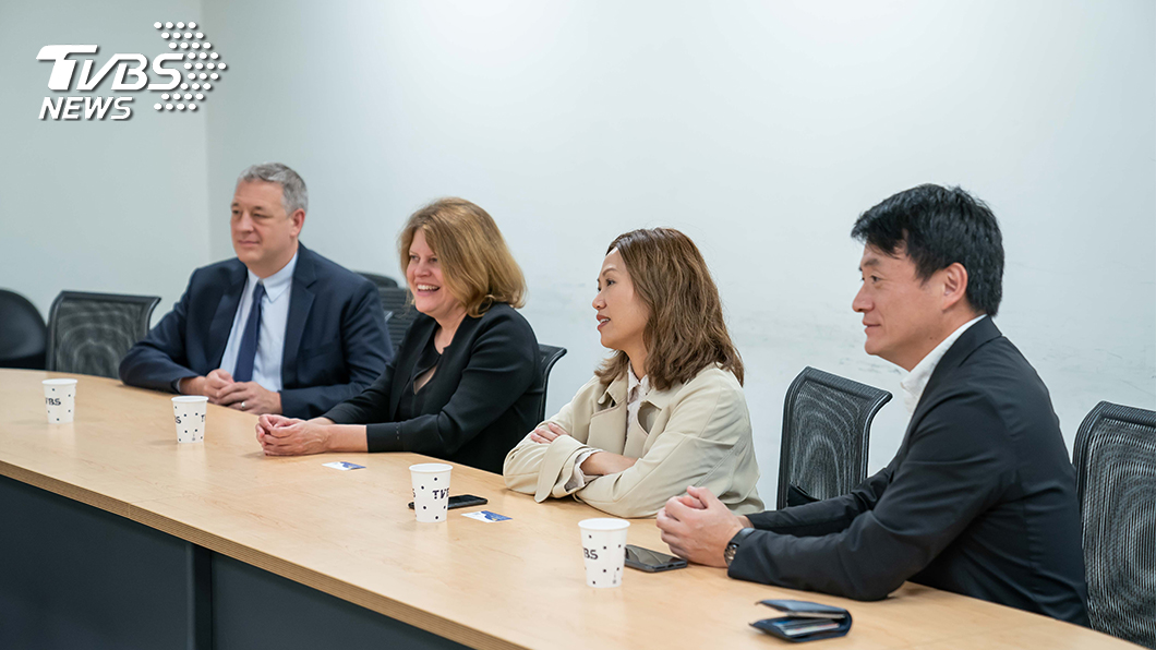 (左起)美聯社亞太區新聞總監Adam Schreck、高級副總裁兼總編輯Sally Buzbee、亞洲區域行政官張玉如、資深製作人賴魯慈