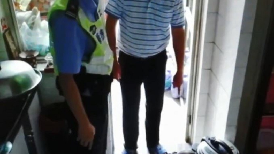老翁一家人正打算享用「毒雞腸」時,員警及時趕到阻止。圖/翻攝自梨視頻