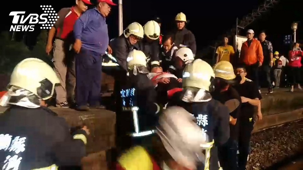 警消與民眾協力幫忙搬運傷者。圖/TVBS