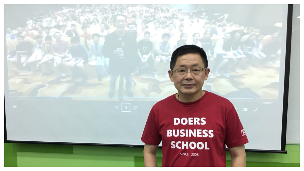 從一名大學未畢業的退學生,到重回東吳執教;實踐家創辦人林偉賢從原本一無所有,到開創年收入逾30億的教育集團,結交華人世界無數一流企業家,20年的創業人生,讓屢屢締造業界驚奇。 圖/TVBS