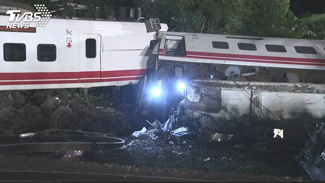 普悠瑪列車發生翻覆意外，各界都非常關心乘客安危。(圖／TVBS)
