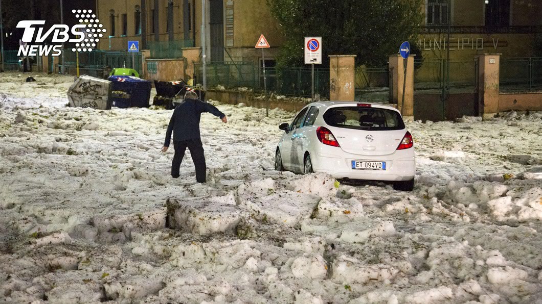羅馬遭冰雹襲擊，街道淪為冰雹海，汽車受困路中，駕駛只好驚慌逃命。圖／達志影像美聯社