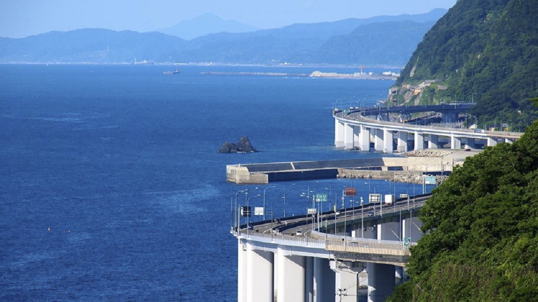 面對近日發生的普悠瑪翻車意外，有人認為蘇花交通可以效仿日本高架橋。圖／翻攝Japan Hoppers網站
