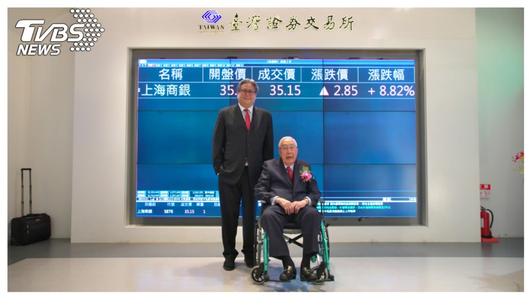 創立有103年的上海商銀上周甫掛牌，就創下近15年來掛牌市值最大公司的紀錄，明年很可能就會被納入MSCI成分股。右為高齡96歲董事長榮鴻慶，左為孫子榮康信副總經理。     圖／上海商銀