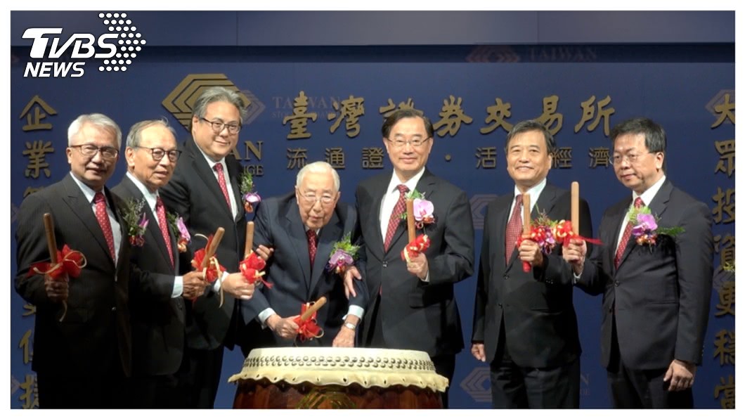 創立超過上百年的上海商銀(5876) 首次IPO,具有傳奇色彩的榮氏家族難得三代同堂,19日在證交所公開現身,96歲的董事長榮鴻慶(中)在兒子榮智權(董事)、孫子榮康信(左三)共同陪伴下,為正式掛牌擊下第一聲鼓,精神十足。 圖/上海商銀
