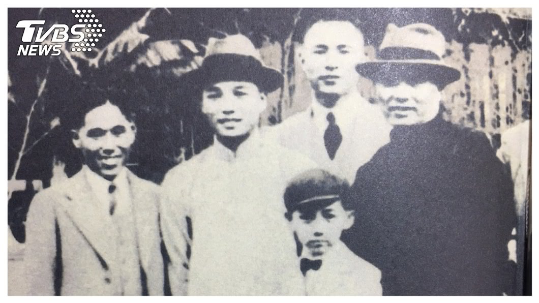 上海商銀董事長榮鴻慶一生的經營理念,受父親紡織大王榮宗敬身教影響甚鉅,認為一位企業家最好的管理策略,就是隨時在「第一線現場巡視」。前排小朋友為年幼時的榮鴻慶,右一為榮宗敬。 圖/翻攝自<獨木不成舟>一書
